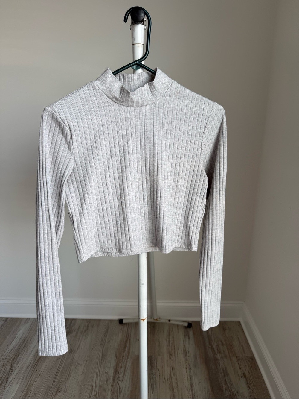Mock Neck Ribbed Long-Sleeve Crop Top - Light Gray